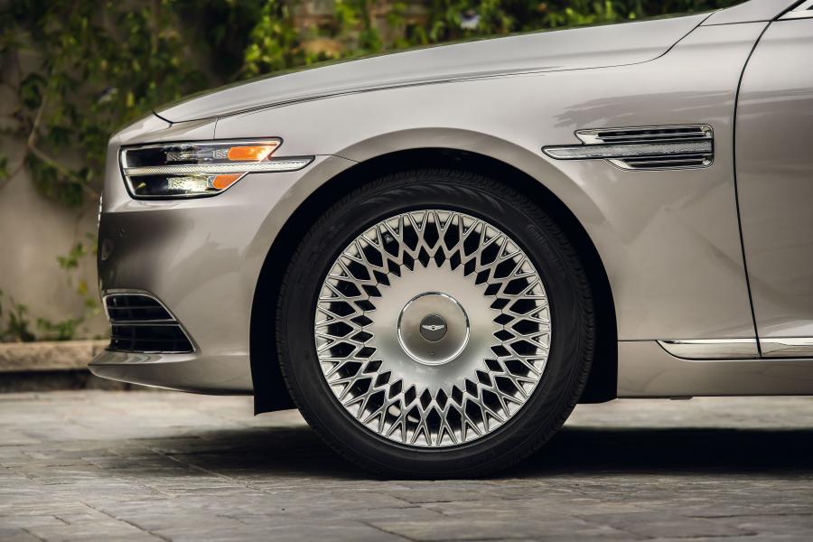 Детали экстерьера Genesis G90 2019 года  (NA) (фото 18 из 48)